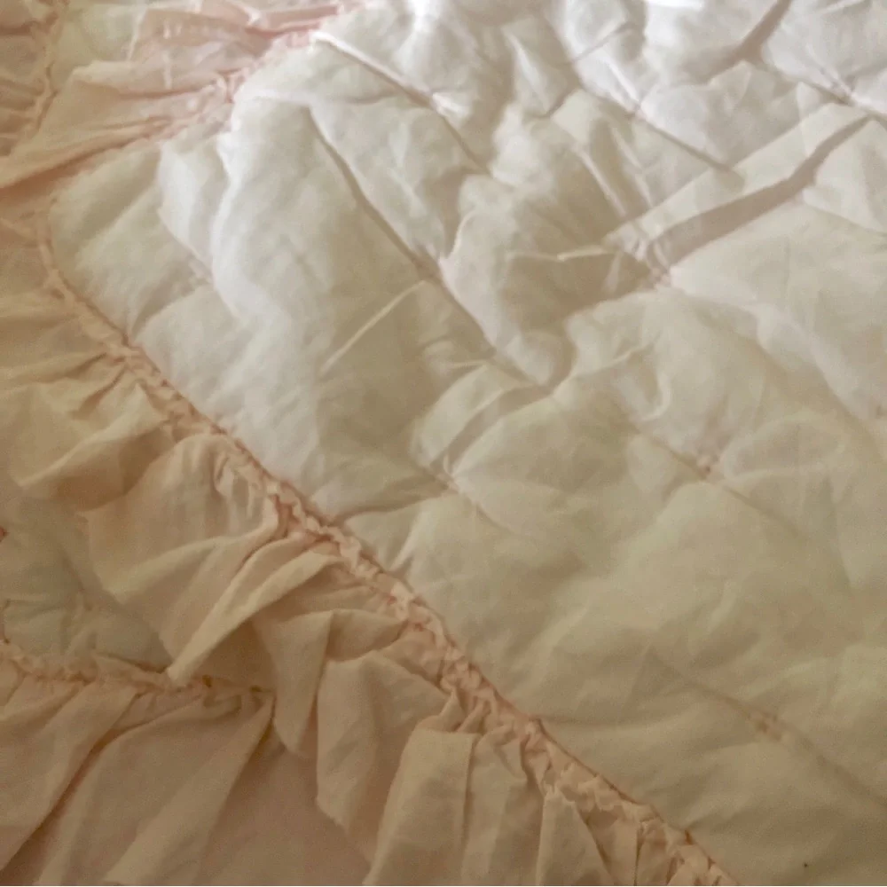 Linden Street King Comforter Wisteria Blush Pink Quilted Lightweight Romantic￼ ￼